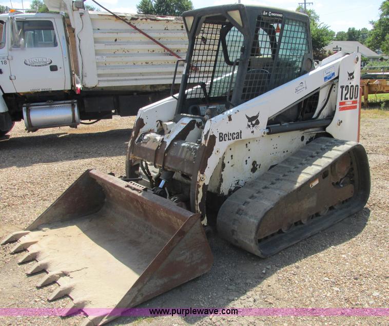 image for item E7354 2001 Bobcat T200 track skid steer