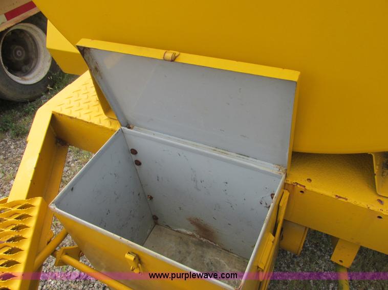 image for item E7356 1965 500 gallon fuel trailer