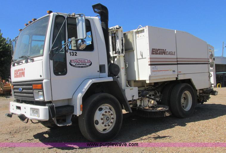 image for item E7359 1996 Ford CF7000 street sweeper