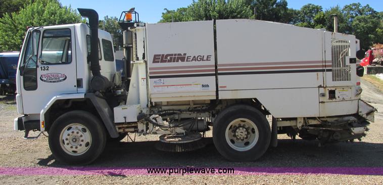 image for item E7359 1996 Ford CF7000 street sweeper