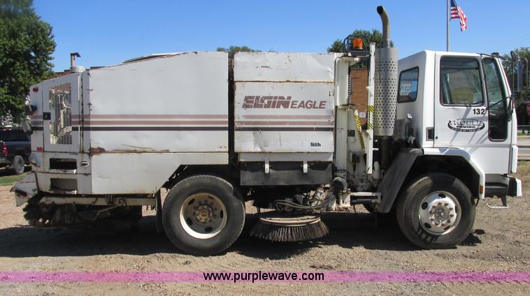 image for item E7359 1996 Ford CF7000 street sweeper