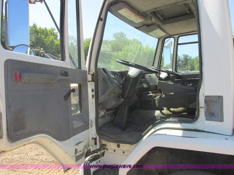 image for item E7359 1996 Ford CF7000 street sweeper