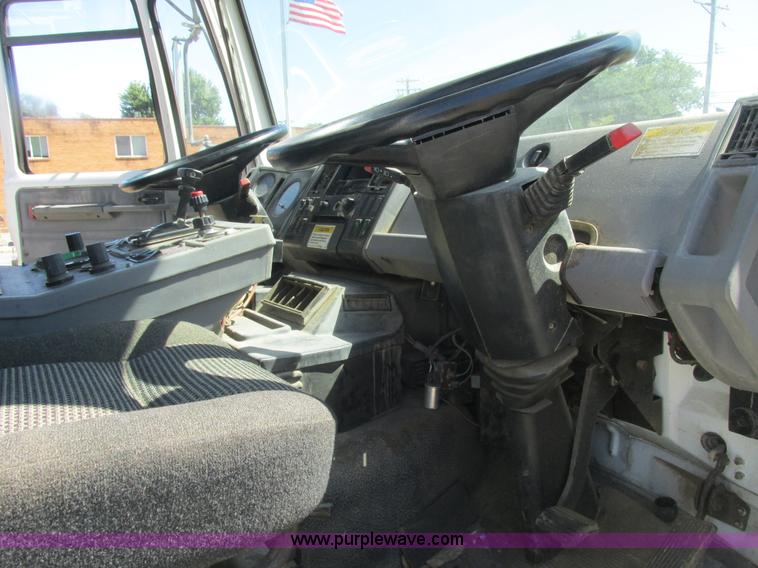 image for item E7359 1996 Ford CF7000 street sweeper