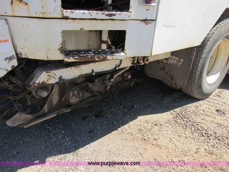 image for item E7359 1996 Ford CF7000 street sweeper