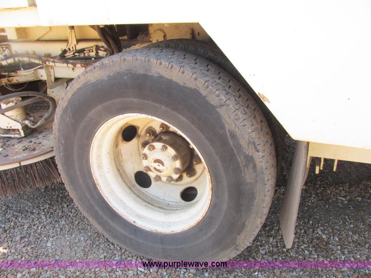 image for item E7359 1996 Ford CF7000 street sweeper
