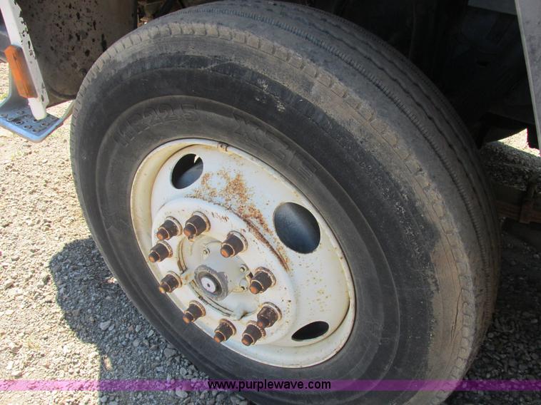 image for item E7359 1996 Ford CF7000 street sweeper