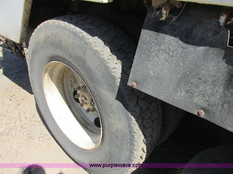 image for item E7359 1996 Ford CF7000 street sweeper