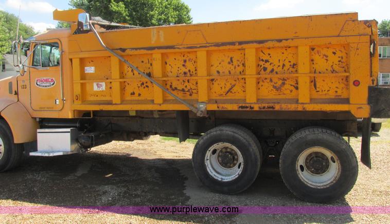image for item E7360 2002 Peterbilt 330 dump truck