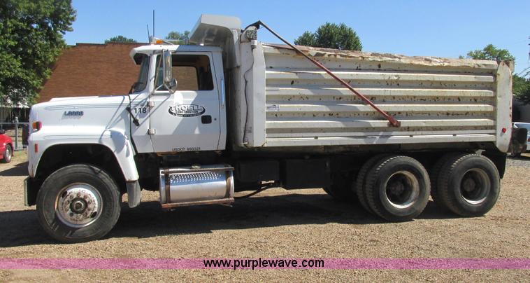 image for item E7361 1995 Ford LT9000 dump truck