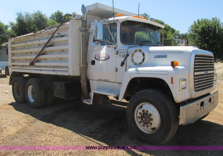 image for item E7361 1995 Ford LT9000 dump truck