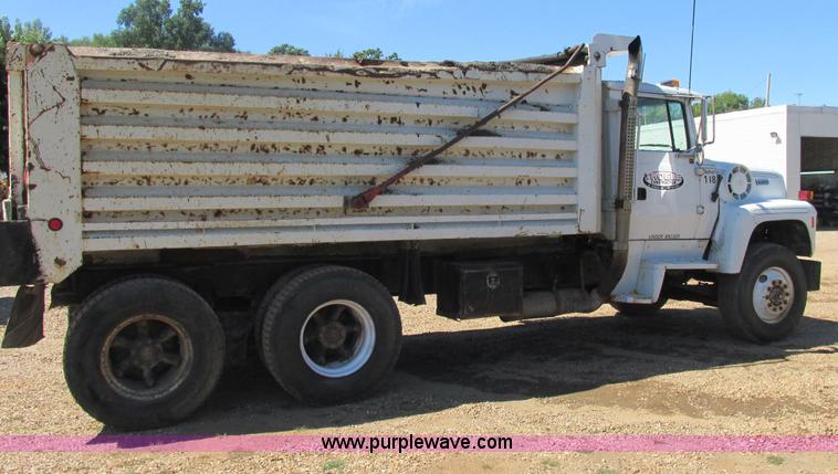 image for item E7361 1995 Ford LT9000 dump truck
