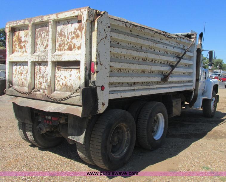 image for item E7361 1995 Ford LT9000 dump truck