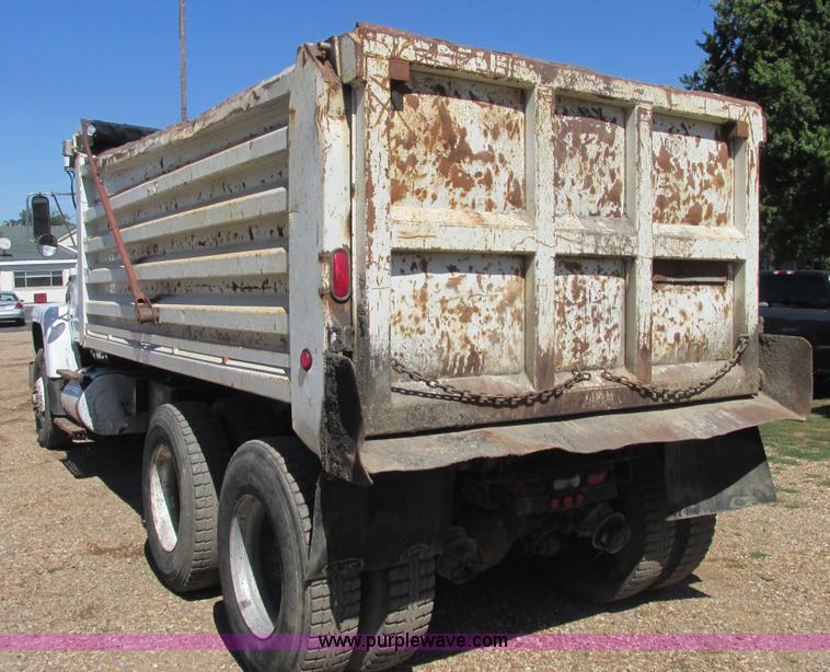 image for item E7361 1995 Ford LT9000 dump truck