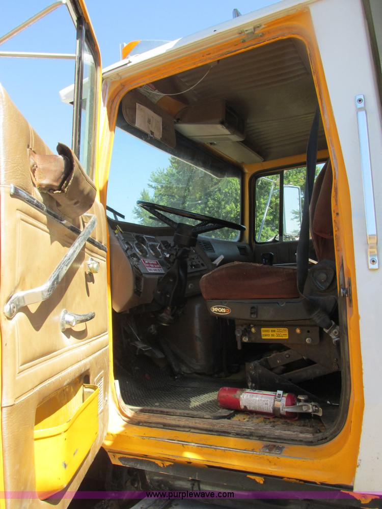 image for item E7361 1995 Ford LT9000 dump truck