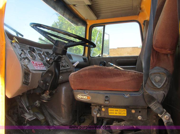 image for item E7361 1995 Ford LT9000 dump truck