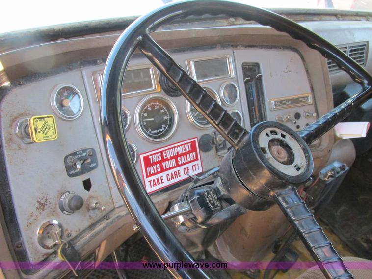 image for item E7361 1995 Ford LT9000 dump truck