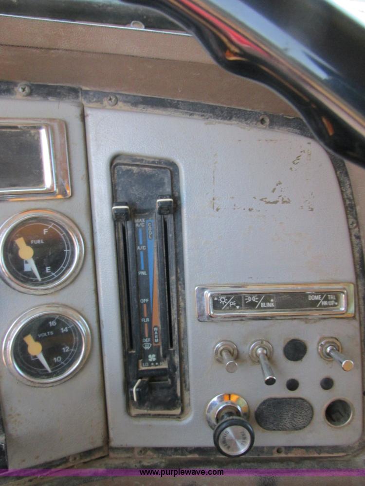 image for item E7361 1995 Ford LT9000 dump truck