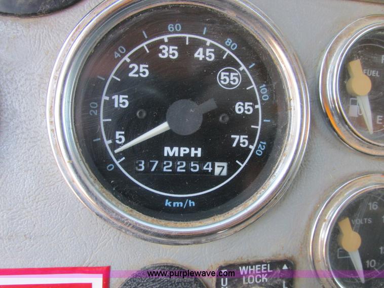 image for item E7361 1995 Ford LT9000 dump truck