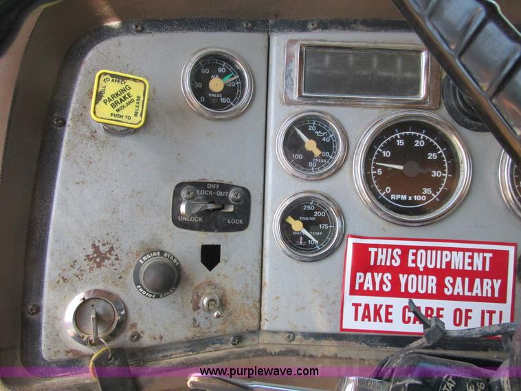 image for item E7361 1995 Ford LT9000 dump truck