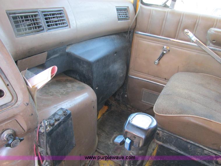 image for item E7361 1995 Ford LT9000 dump truck