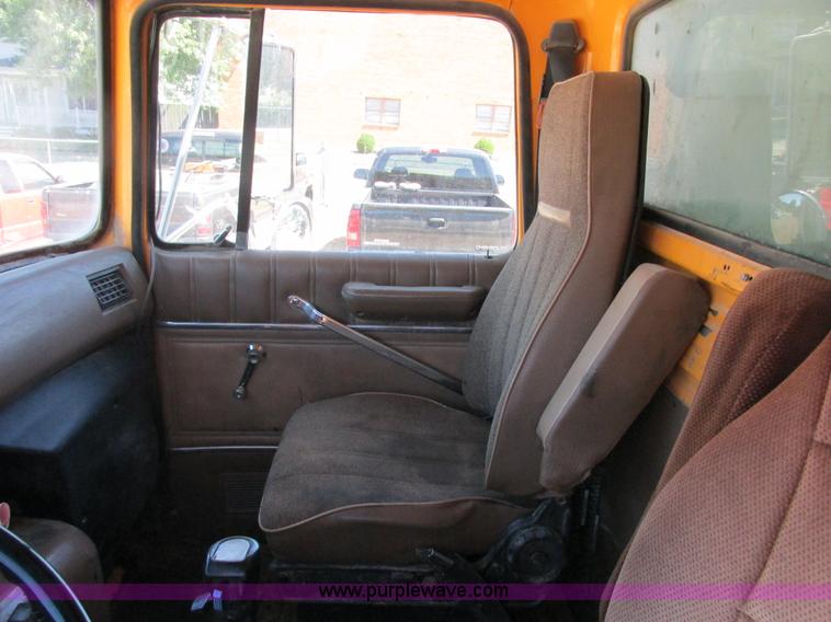 image for item E7361 1995 Ford LT9000 dump truck