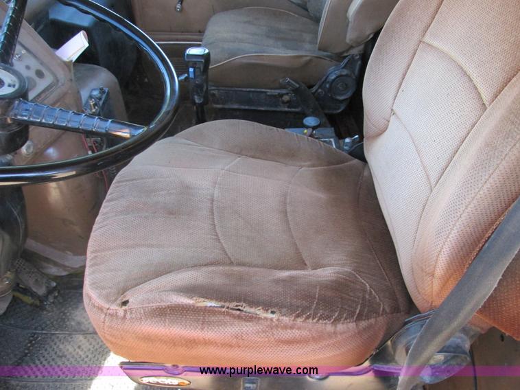 image for item E7361 1995 Ford LT9000 dump truck