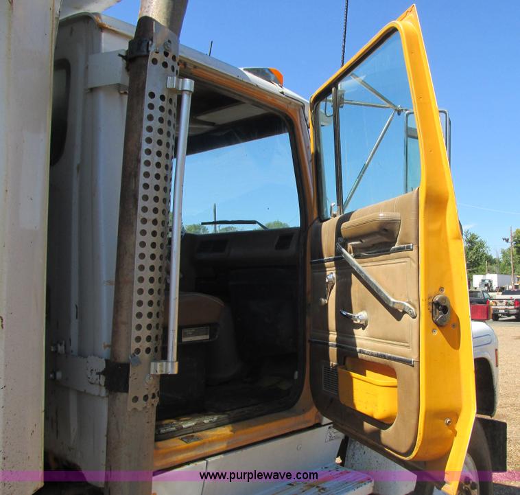 image for item E7361 1995 Ford LT9000 dump truck