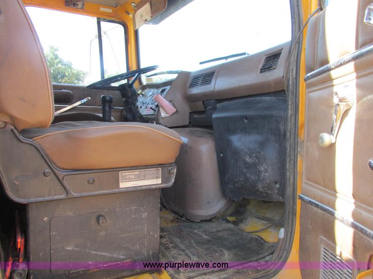 image for item E7361 1995 Ford LT9000 dump truck