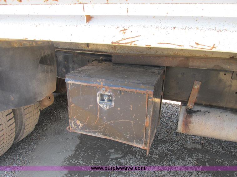 image for item E7361 1995 Ford LT9000 dump truck