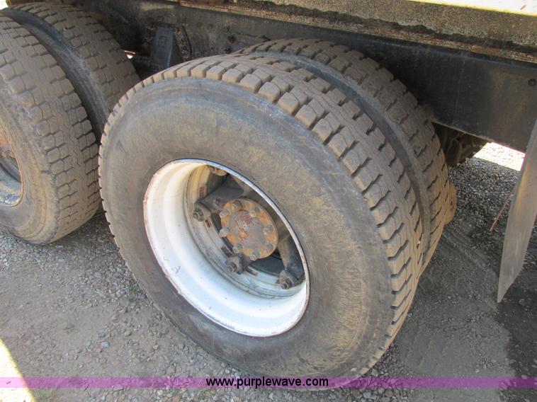 image for item E7361 1995 Ford LT9000 dump truck