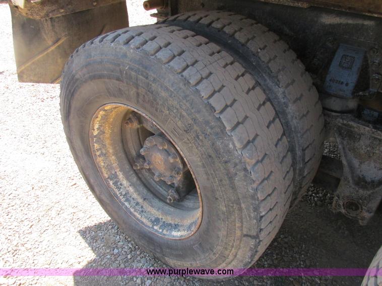 image for item E7361 1995 Ford LT9000 dump truck