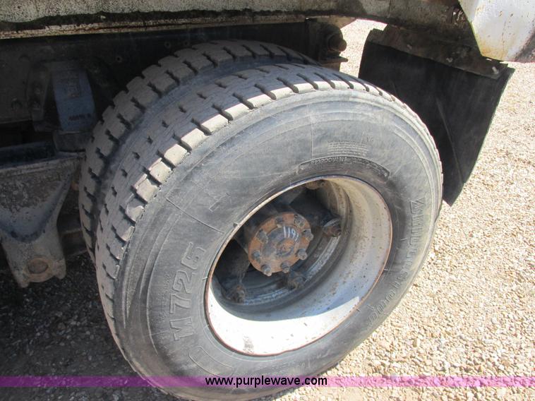 image for item E7361 1995 Ford LT9000 dump truck