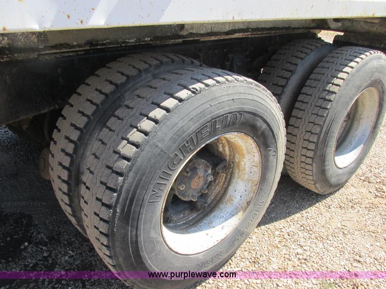 image for item E7361 1995 Ford LT9000 dump truck