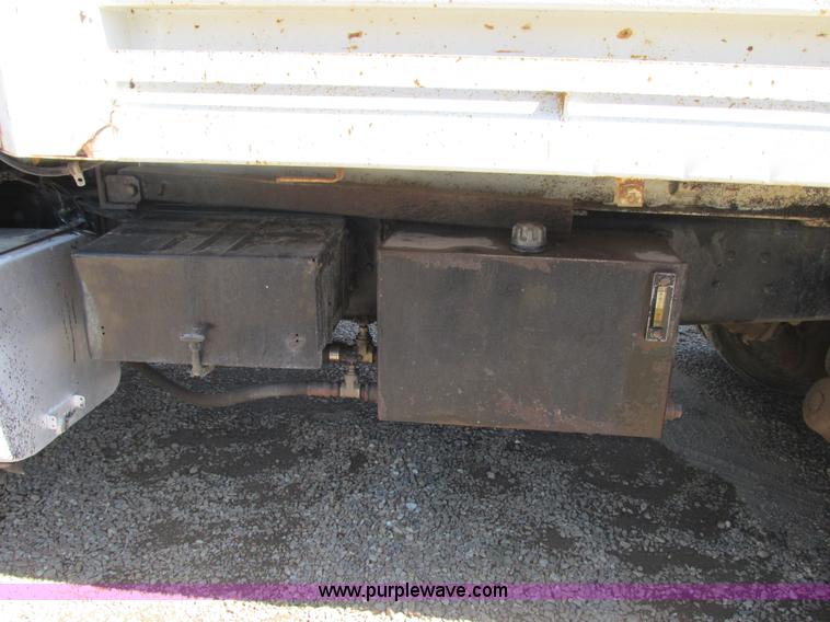 image for item E7361 1995 Ford LT9000 dump truck