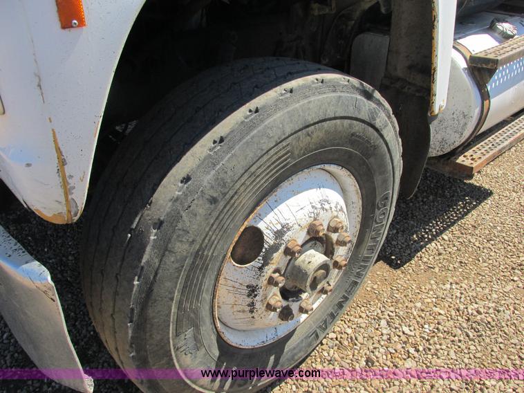 image for item E7361 1995 Ford LT9000 dump truck