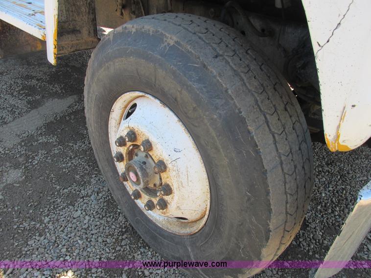 image for item E7361 1995 Ford LT9000 dump truck