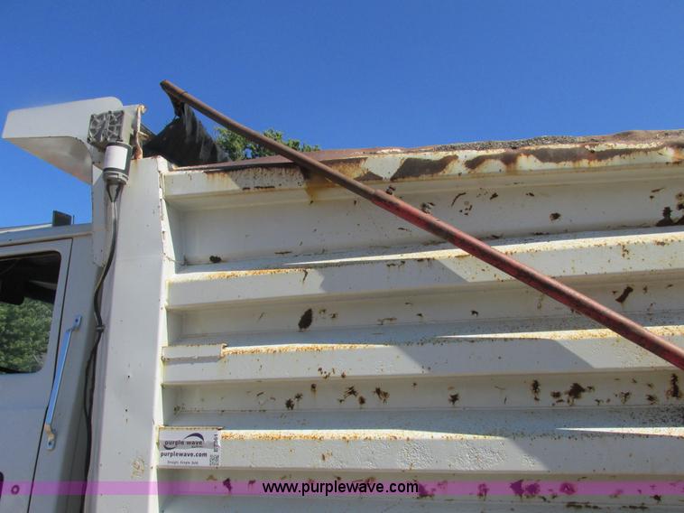 image for item E7361 1995 Ford LT9000 dump truck