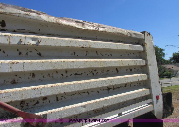 image for item E7361 1995 Ford LT9000 dump truck