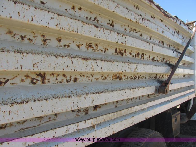 image for item E7361 1995 Ford LT9000 dump truck