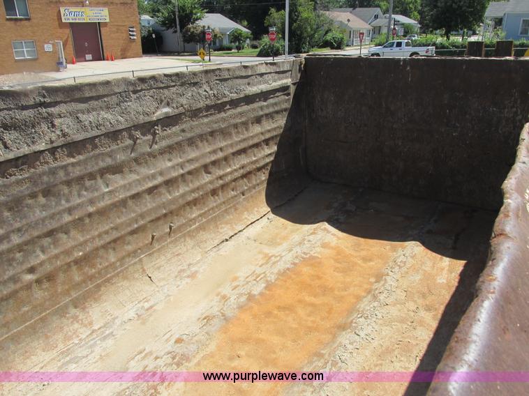 image for item E7361 1995 Ford LT9000 dump truck