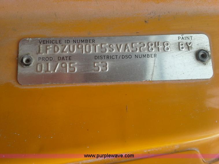 image for item E7361 1995 Ford LT9000 dump truck