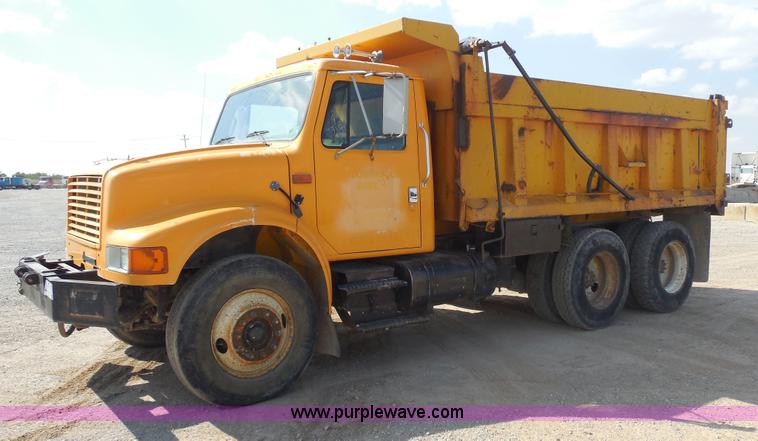 image for item E7699 1993 International 4900 dump truck