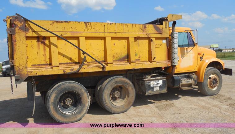 image for item E7699 1993 International 4900 dump truck