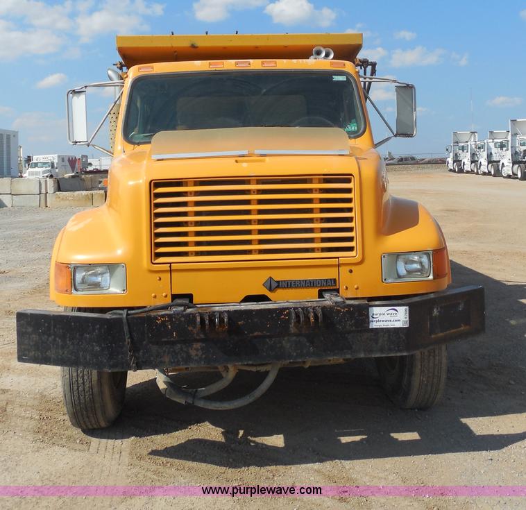 image for item E7699 1993 International 4900 dump truck