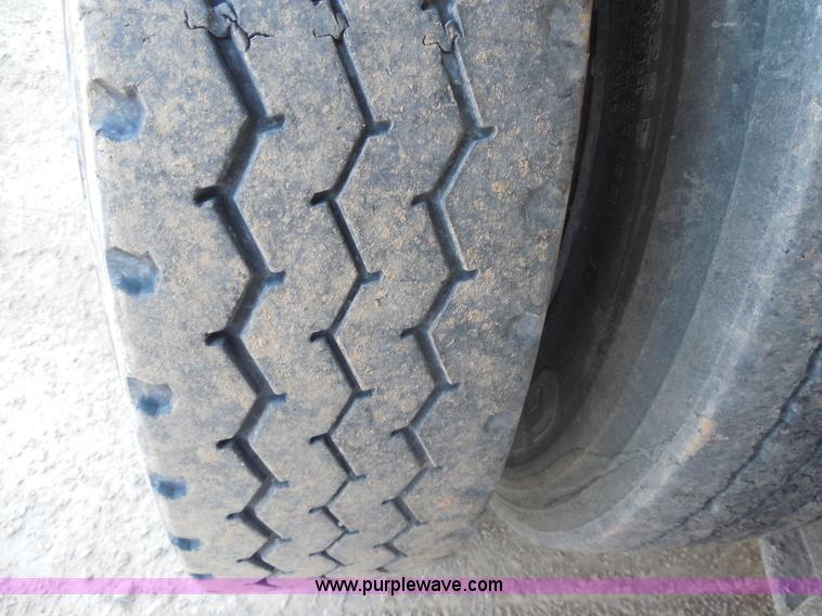 image for item E7699 1993 International 4900 dump truck