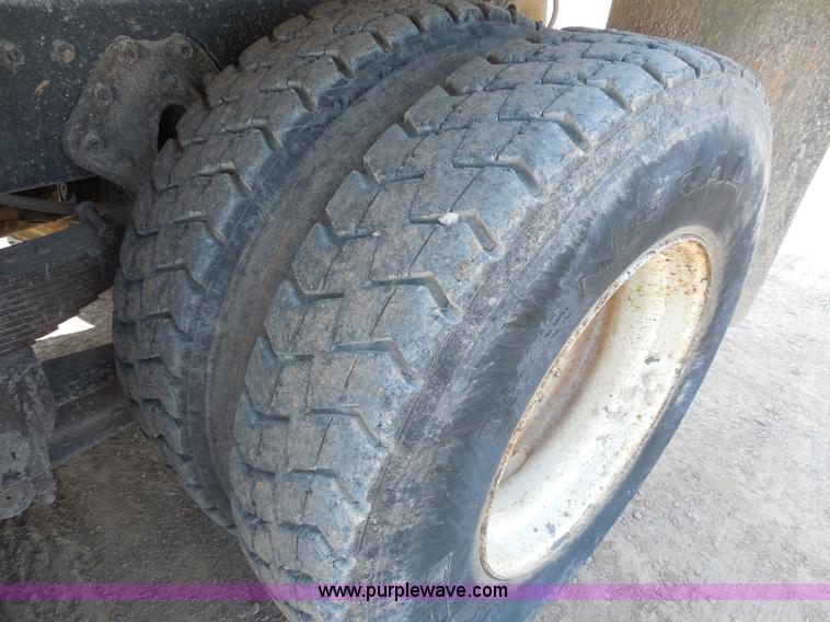 image for item E7699 1993 International 4900 dump truck