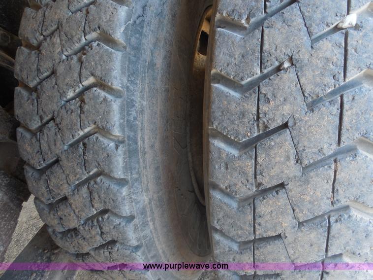 image for item E7699 1993 International 4900 dump truck