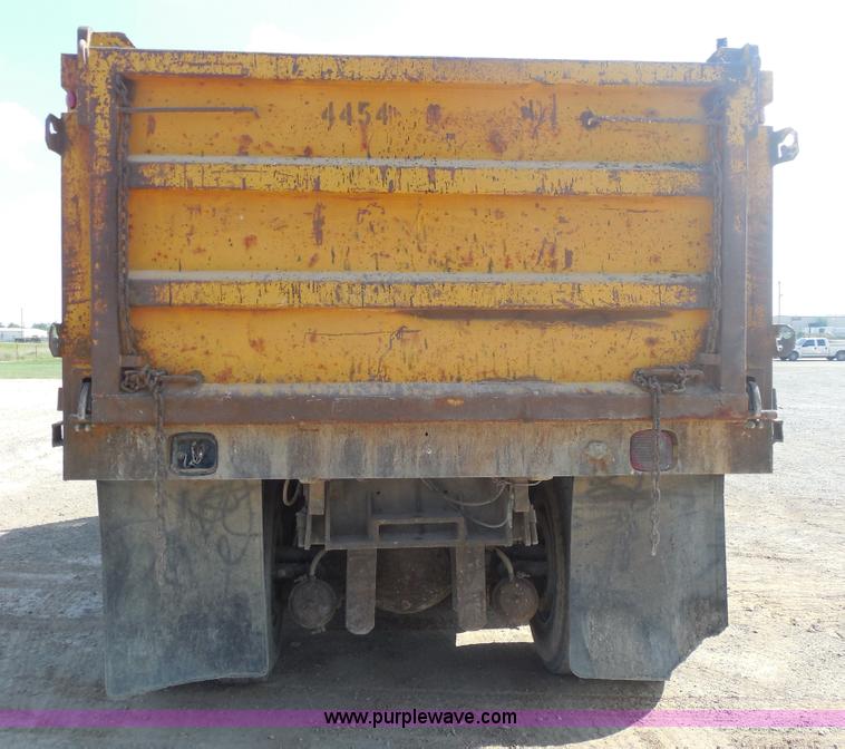 image for item E7699 1993 International 4900 dump truck