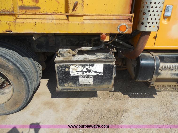 image for item E7699 1993 International 4900 dump truck