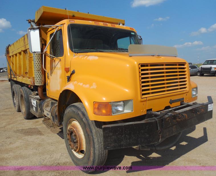 image for item E7699 1993 International 4900 dump truck